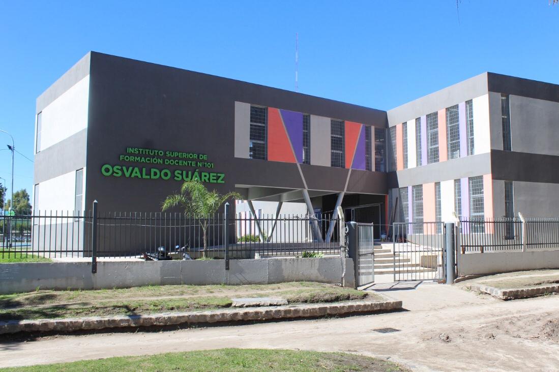 Estamos redoblando los esfuerzos para asistir en esta segunda ola de la pandemia.

Equipamos el Instituto Superior de Formación Docente N°101, para convertirlo en un centro de internación de moderada complejidad y que a ningún vecinx  le falte una cama en caso de necesitarla.