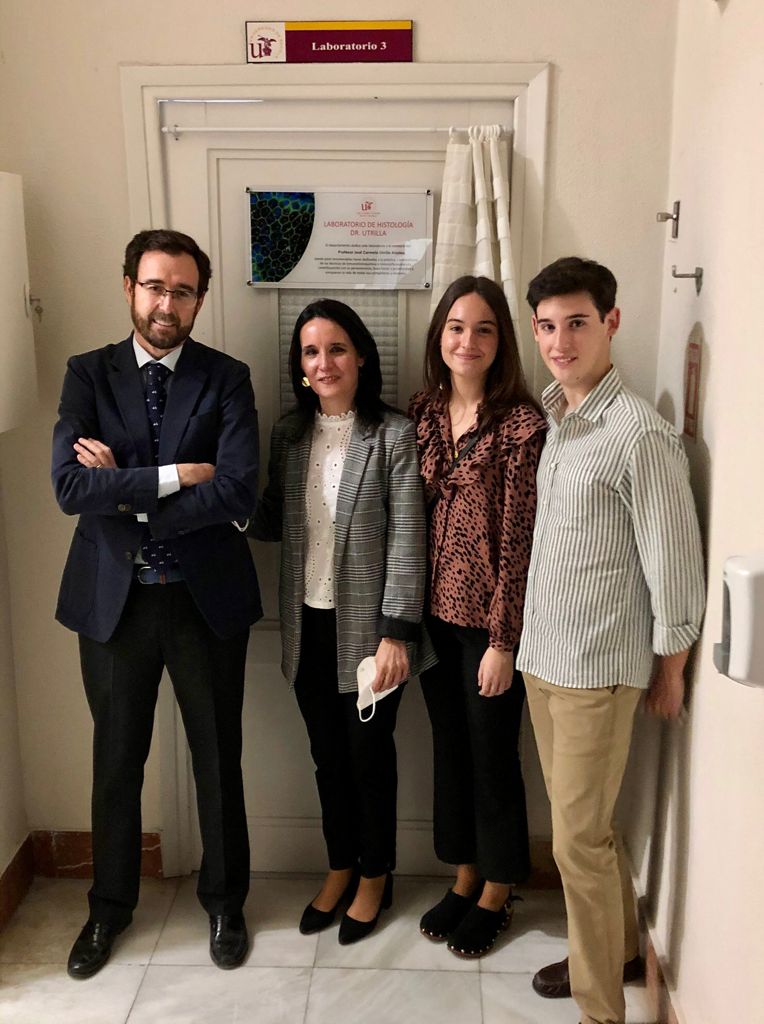 Medicina_US's tweet photo. Hoy ha tenido lugar en el que fuera su departamento, el #homenaje al profesor José Carmelo Utrilla Alcolea que también fue Secretario de nuestra facultad y que nos dejó hace un año.

Un acto muy emotivo en el que han estado presente compañeros y familia 💜 https://t.co/X7iel7MJm8