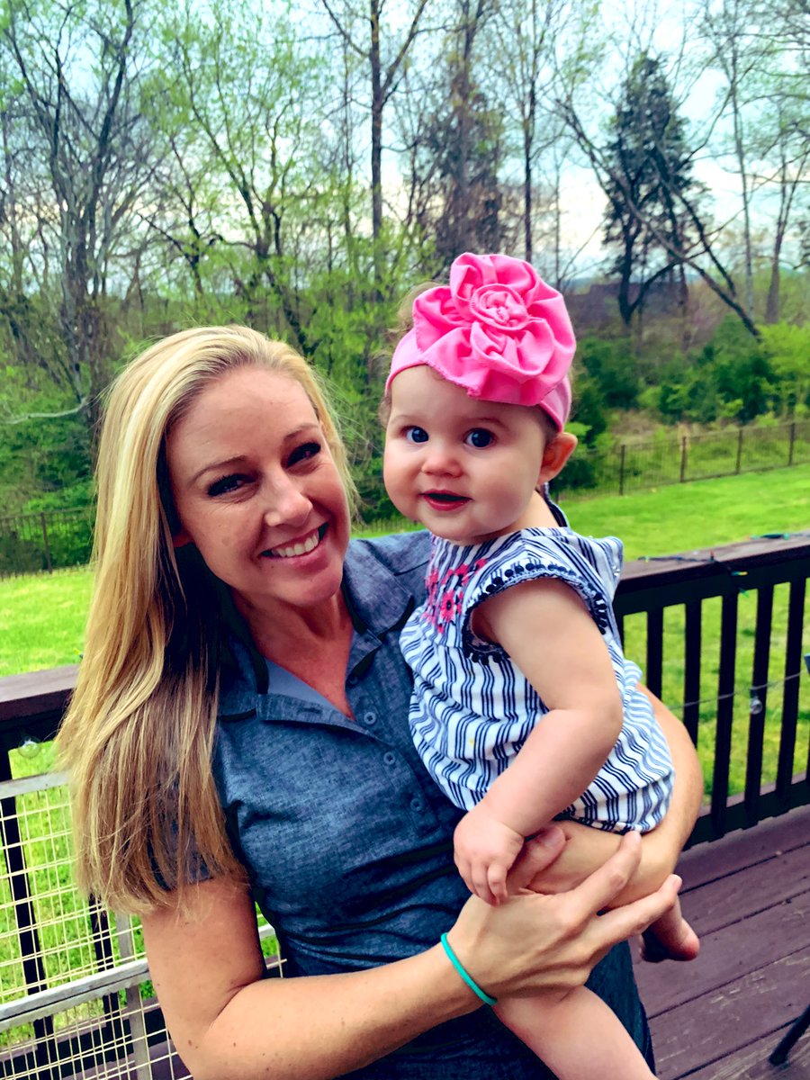 DawnDavenportTN's tweet photo. Happy Wednesday from our girl!! How is she 10 months old already?! ❤️ #ILikebigBowsandIcannotlie https://t.co/6YUPPWxeq4