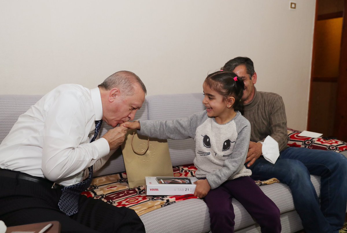 MoherAli's tweet image. Turkish President Recep Tayyip Erdoğan and his wife Emine Erdoğan made a surprise Iftar visit at the home of a citizen this evening. The president and his wife had a chat with the family after the iftar meal. Class, Human, True leader! 🇹🇷 @RTErdogan