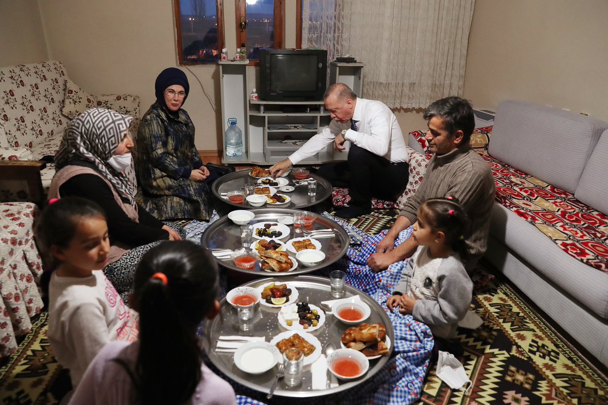 MoherAli's tweet image. Turkish President Recep Tayyip Erdoğan and his wife Emine Erdoğan made a surprise Iftar visit at the home of a citizen this evening. The president and his wife had a chat with the family after the iftar meal. Class, Human, True leader! 🇹🇷 @RTErdogan