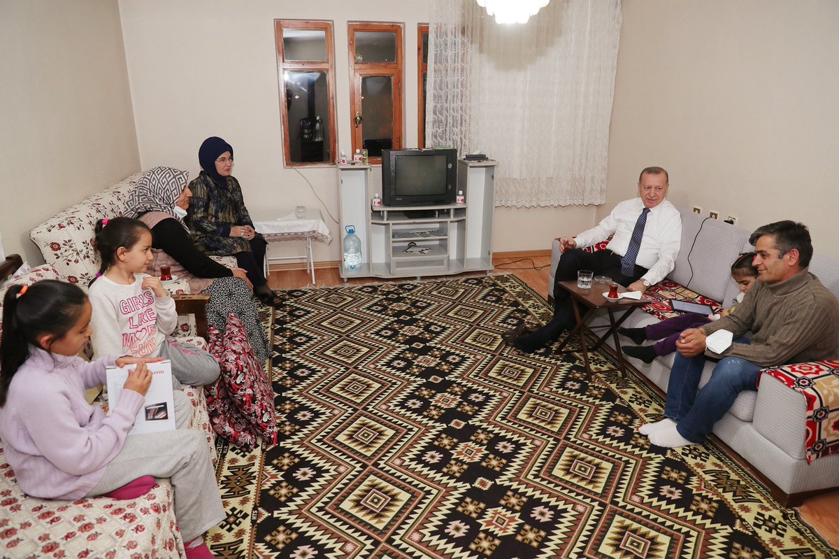 MoherAli's tweet image. Turkish President Recep Tayyip Erdoğan and his wife Emine Erdoğan made a surprise Iftar visit at the home of a citizen this evening. The president and his wife had a chat with the family after the iftar meal. Class, Human, True leader! 🇹🇷 @RTErdogan
