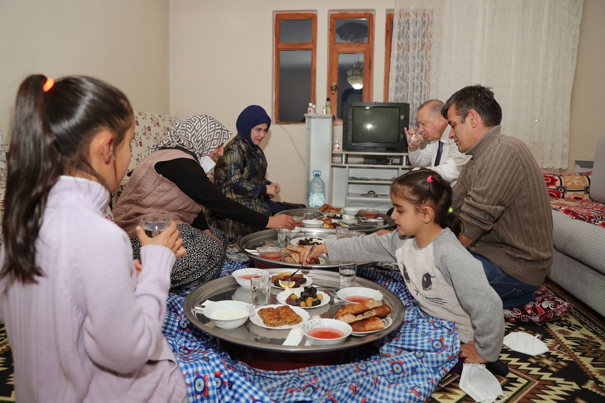 MoherAli's tweet image. Turkish President Recep Tayyip Erdoğan and his wife Emine Erdoğan made a surprise Iftar visit at the home of a citizen this evening. The president and his wife had a chat with the family after the iftar meal. Class, Human, True leader! 🇹🇷 @RTErdogan