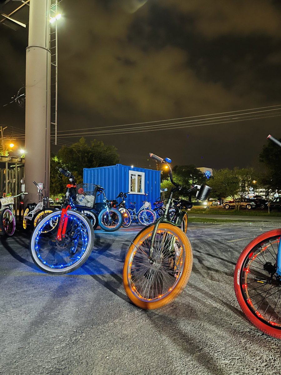 millennial_park's tweet photo. Bike Night 🚴🏽‍♂️🚴🏽‍♂️ https://t.co/9vGgFvYxxK