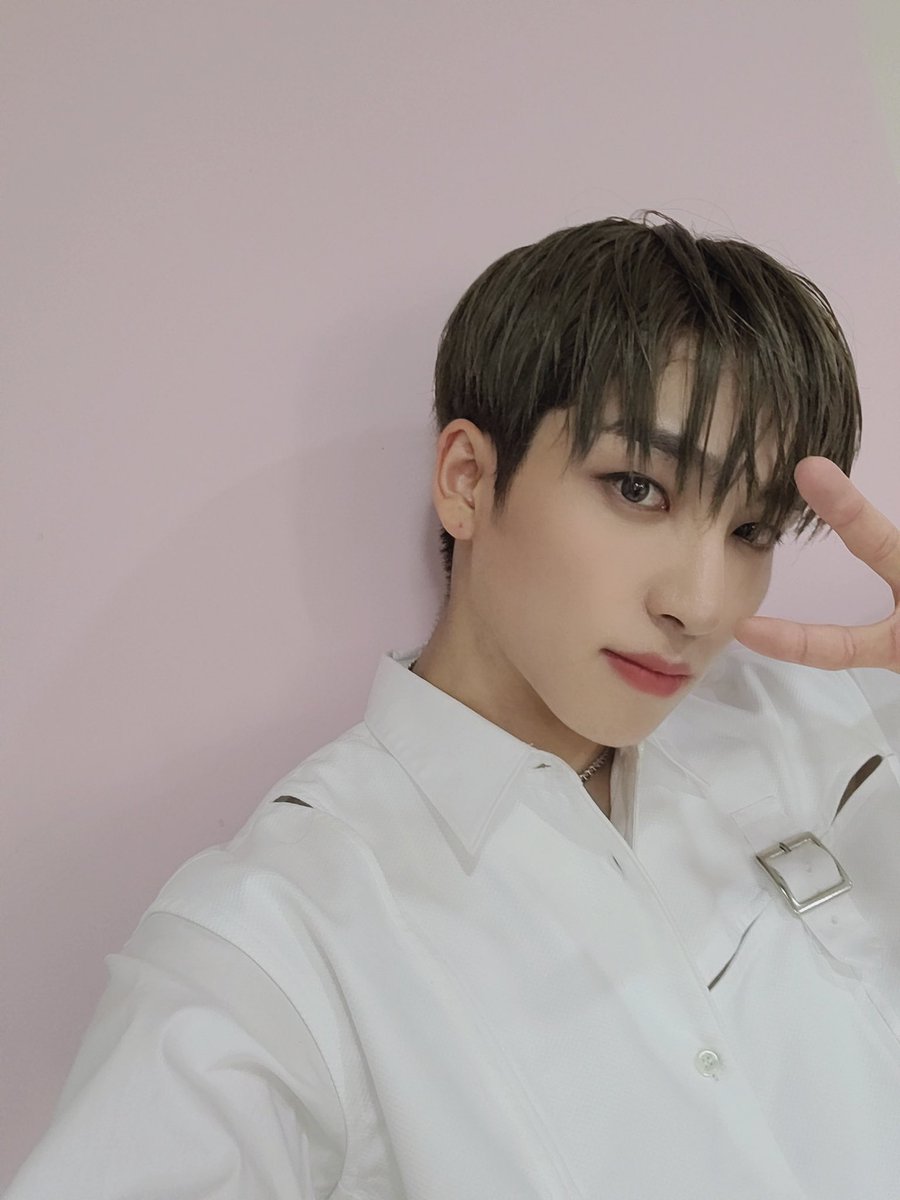 Lee Sangyeon (상연) ; Call him daddyPosition : Leader, Main vocalistDOB : 4 novembre 1996Signe astro : Scorpion Special skill : husband materialspecial skill 2 : Perdre aux jeux