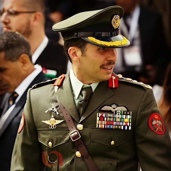 إنني اشعر بفخر عظيم ان من يمثلني أمير حر خلفه احرار متضامنون لنصره 🧡💪
#الامير_حمزه_يمثلني