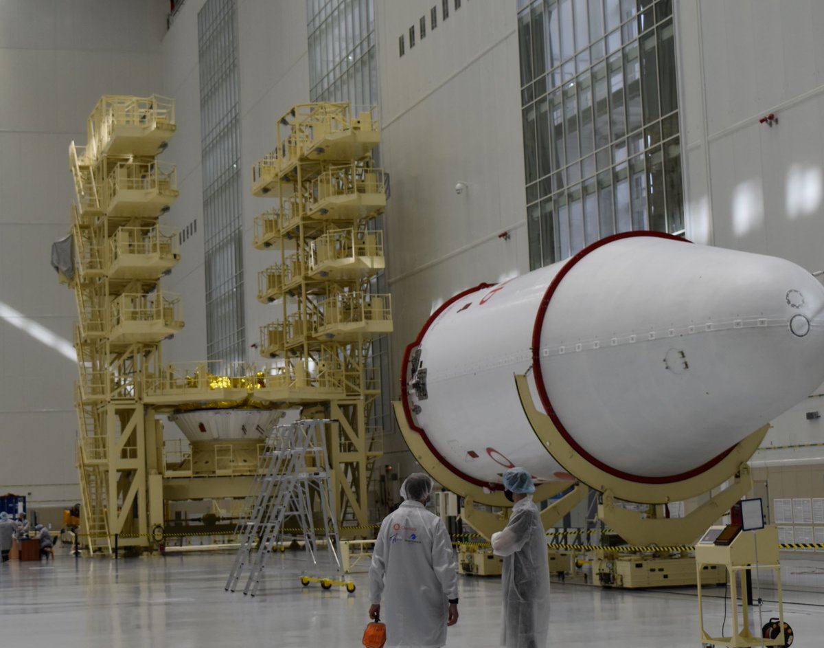 EutelsatGroup's tweet photo. Things are continuing to ramp up in Vostochny as we prepare for our 6th launch, where the team have just finished integrating all of the 36 satellites onto the dispenser 🛰️ 

Keep your eyes peeled for the next steps as we draw closer to lift-off.

#oneweblaunch6 #OneWebLaunch https://t.co/Dn0d5LmRkx