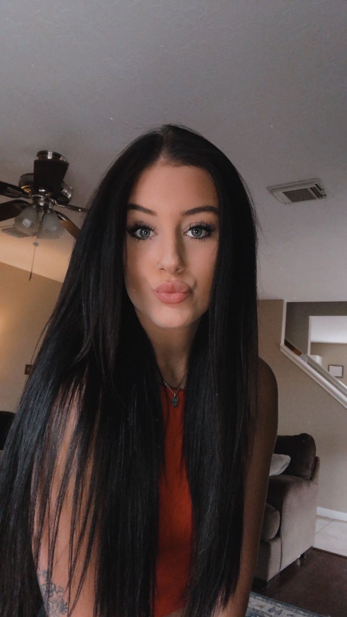 and she look like shego
