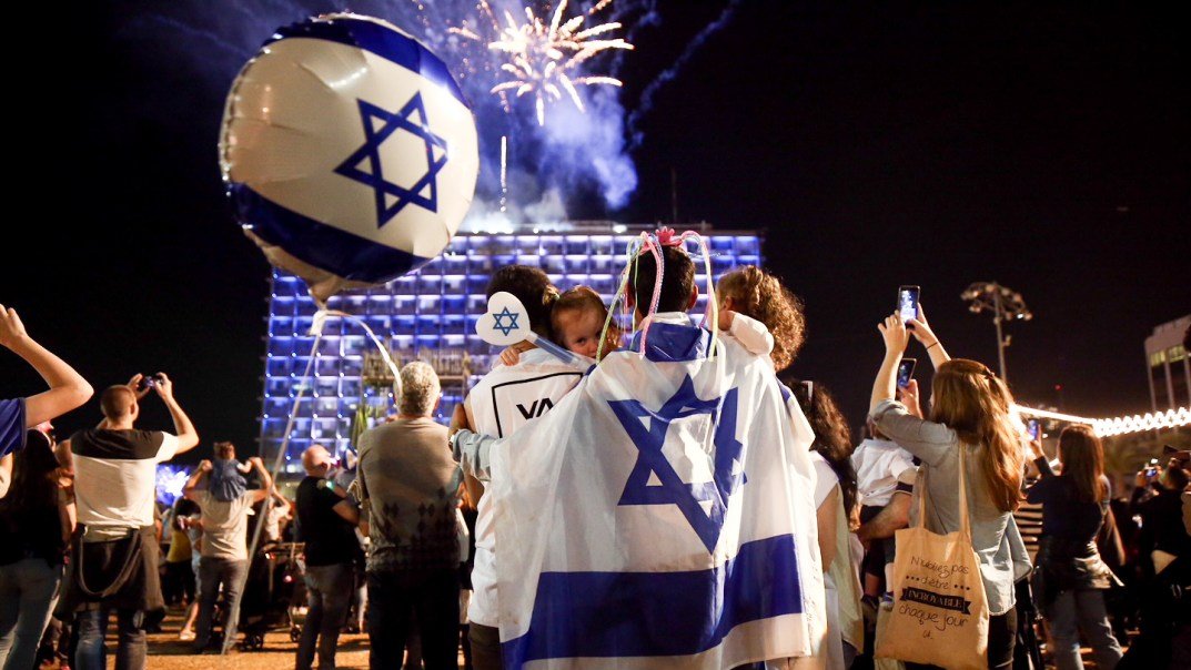إسرائيل تغرد : إسرائيل تحتفل بعيد ميلادها ال 73!
يحتفل الإسرائيليون بعيد الاستقلال سنويا في الخامس من شهر أيار…