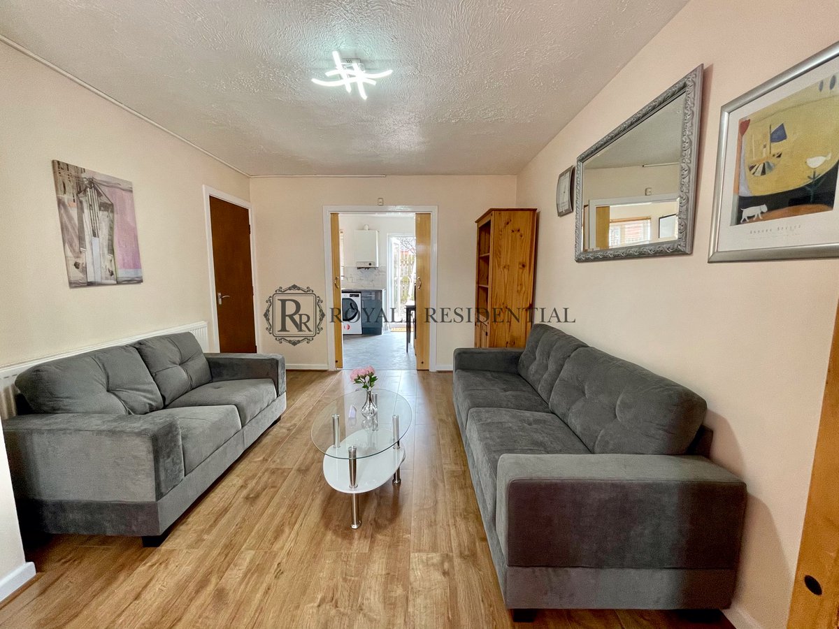 RoyaleRes's tweet photo. We are delighted to present to you this beautiful four bedroom house. There are two bathrooms, one of which is an en-suite, a large garden and the house comprises of three floors. Each bedroom is very spacious and has a double bed, wardrobe and work desk included..📞☎️👌🏽🏡 #house https://t.co/X8cfR1c3qV