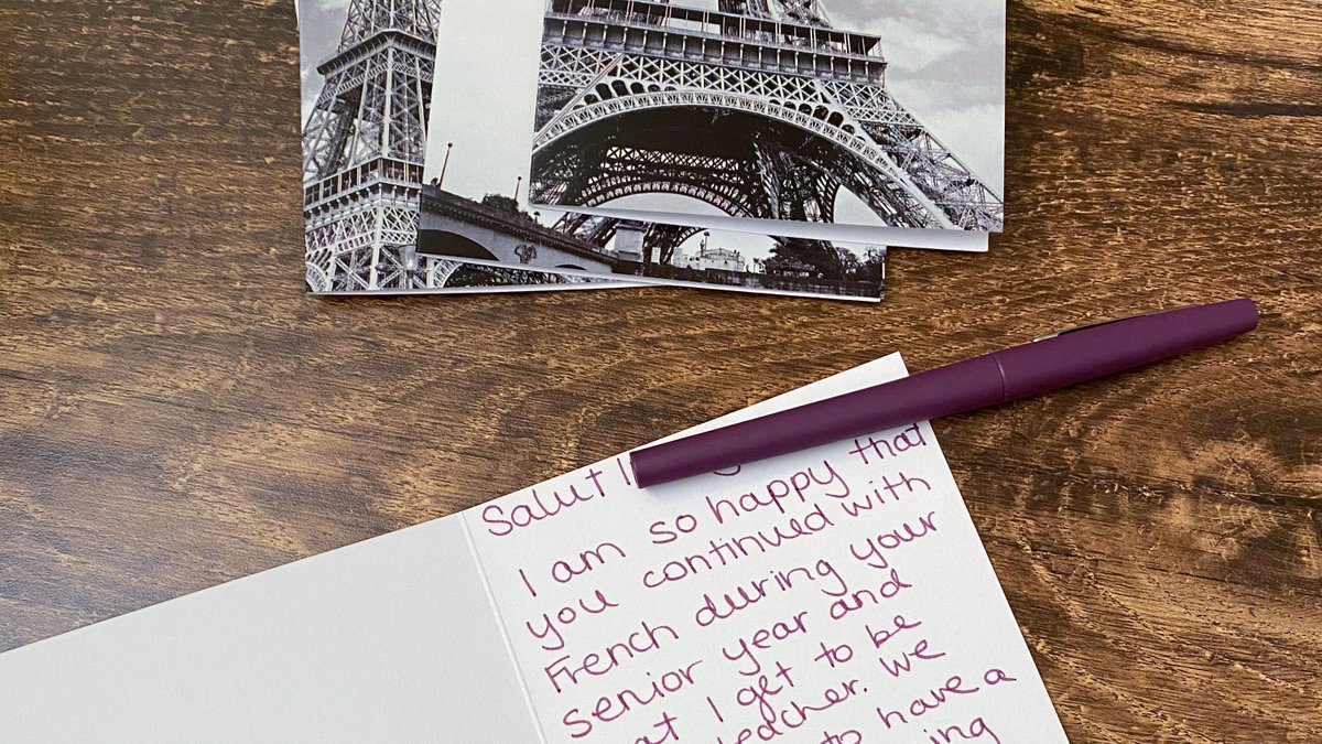 DonorsChoose's tweet image. Ready for tip #2?

A snail mail surprise makes any day brighter! 

Give your students that &quot;a package just arrived for me&quot; feeling by requesting stamps from Staples, shipping supplies, and small treats and trinkets to send to them at home!

#covidteaching #teacherlife