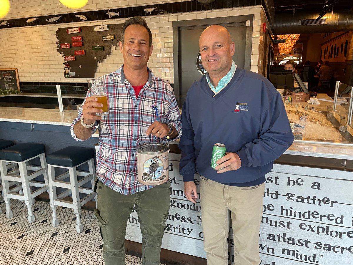 ChoptankPR's tweet image. Drinking 60-Min IPA, eating @HoopersIsland farm-raised oysters &amp;amp; Maine lobster roll, talking 'bout sustainably raised seafood ... #lovewhatyoudo