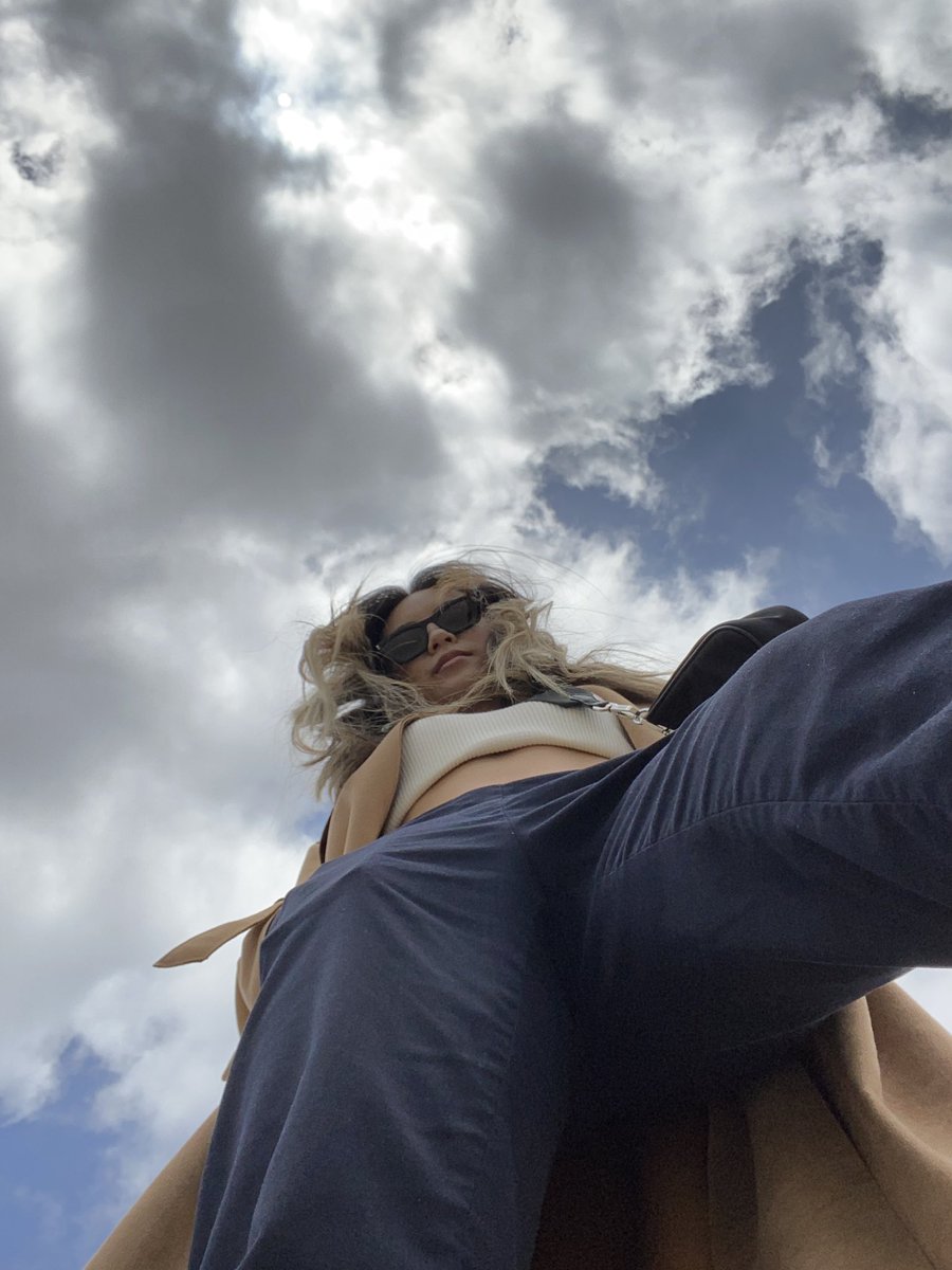 LACTAlD's tweet photo. Expectations vs. reality of shooting sky photos 🧍🏻‍♀️ https://t.co/BQOlFUAccR