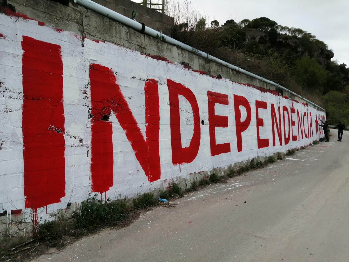 CDR_KP's tweet photo. Fa quatre dies fatxetes foranis ens van esborrar el mural. Au, ja podeu  saltar-vos el confinament comarcal i tornar-hi... Nosaltres persistirem!
INDEPENDÈNCIA!!! https://t.co/IRgTkADaxw