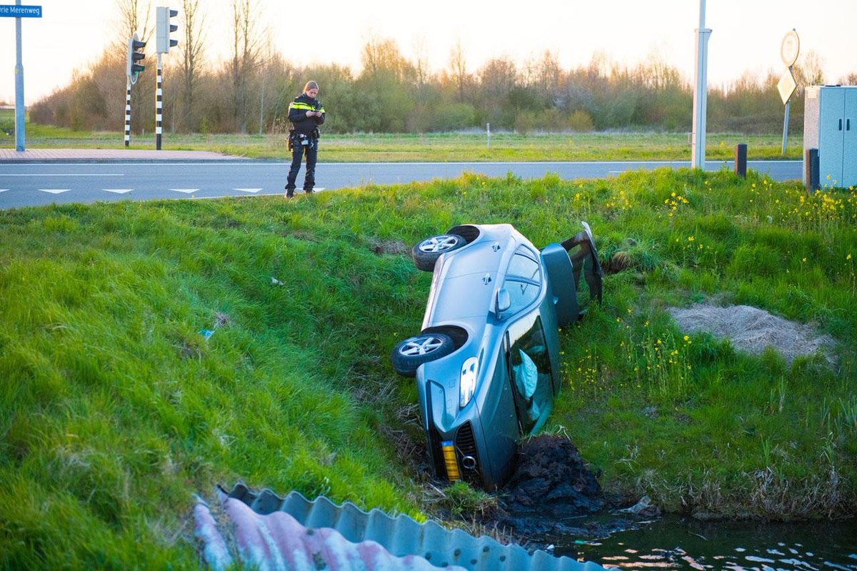 Auto belandt in greppel bij aanrijding in Nieuw-Vennep..