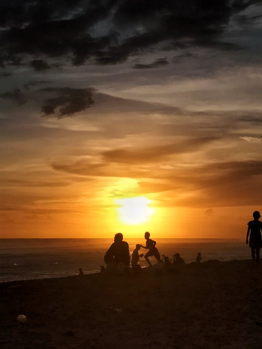 MYantiara's tweet photo. Sunset Lovers
#sunset #sunsets #sunsetview #sunsetvibes #bali #sunsetbali #sunsetphotography #view #tramonto #spiaggia #buonasera #smartphonephotography #sunsetphoto #baliisland #melastibeach #islandlife #melastibeachungasan #ungasan #ungasanbali #balibagus #wonderfulbali https://t.co/JgxwmvV5vB
