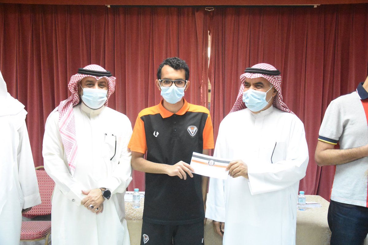 alsafaclub's tweet photo. كرمت إدارة النادي برئاسة الأستاذ محمد غلاب فريق ألعاب القوى لدرجة الناشئين لتحقيقهم بطولة كأس الاتحاد لالعاب القوى وفريق كرة اليد لدرجة الشباب والناشئين . https://t.co/b8r29Lhp6A