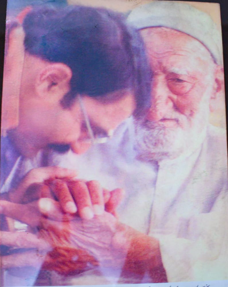 AimalWali's tweet photo. ميا صېب زمونږ د قامي تحريک يو زړور او نه ستړے کېدونکے مشر دے چې تل ئې د قام خبره په جار کړې ده۔ د قربانيانو نمونه که څوک ګوري نو د ميا صېب په رنګ لوے زړۀ والا انسان دې وګوري.د دومره قربانيو وروستو هم ئې هر وخت په مخ خندا وي۔ژوند مو ډې�� شه
#HBDMianIftikharHussain https://t.co/FCguZcJuYC
