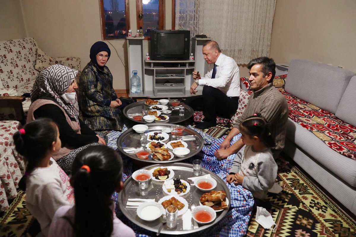 Bu fotoğraf gündeme düştü ya;
🔴gün sayın, en fazla on güne kalmaz o da bir aileye gider, yere oturur, ''Orucumuzu açtık, Allah kabul eylesin'' diyerek iftar açar!

Bunu niye mi yapar;
🔴Kamu parasıyla patlattığı şampanya, şarap ve içki sofralarını unutturmak için..!