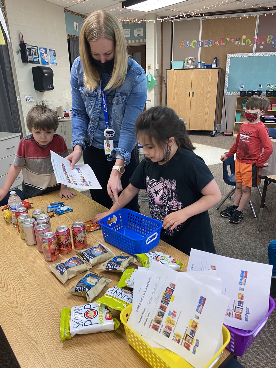 KurtzElementary's tweet photo. The Kurtz Treat Truck rides again!! https://t.co/vsq87XEZOk