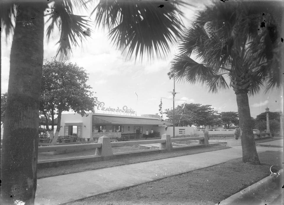 Pamelys's tweet photo. Me llamó la atención estas fotos del Malecón hace unos 50 años, en los que la Playa de Guibia era usada como hoy se usan las playas de ciudad en países como Brasil. ¿Qué tendríamos que hacer para rescatar este hermoso atractivo turístico de nuestro país? https://t.co/87AJUsucrP https://t.co/GLjVCiTRbL
