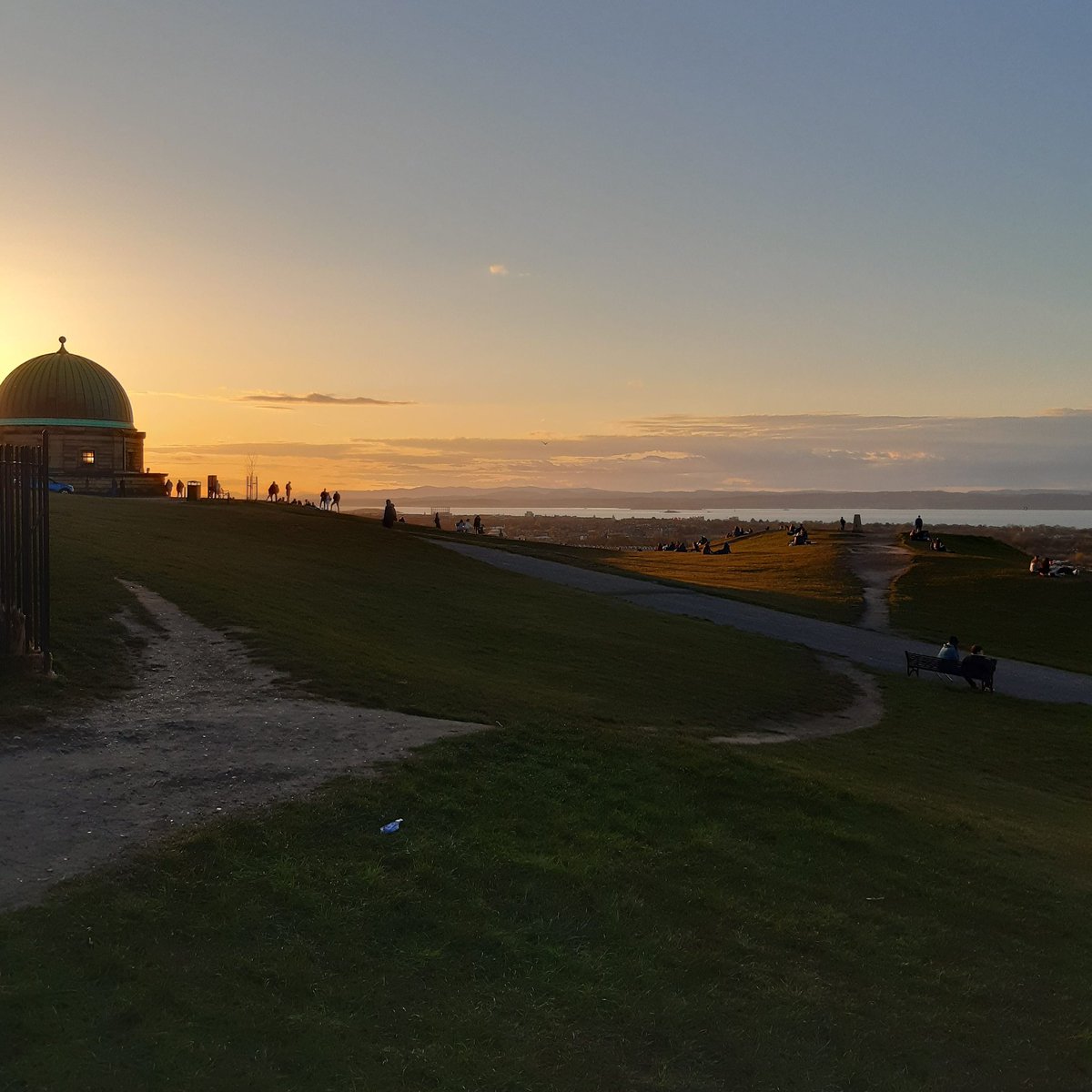ShortbreadHouse's tweet photo. The days are longer so we can enjoy the Edinburgh views each evening 😀
#carltonhill #edinburgh #sunset #nofilter #seaatdusk #shortbreadhouse #scotlandphotography #visitscotland https://t.co/PZjv9lB8Qk