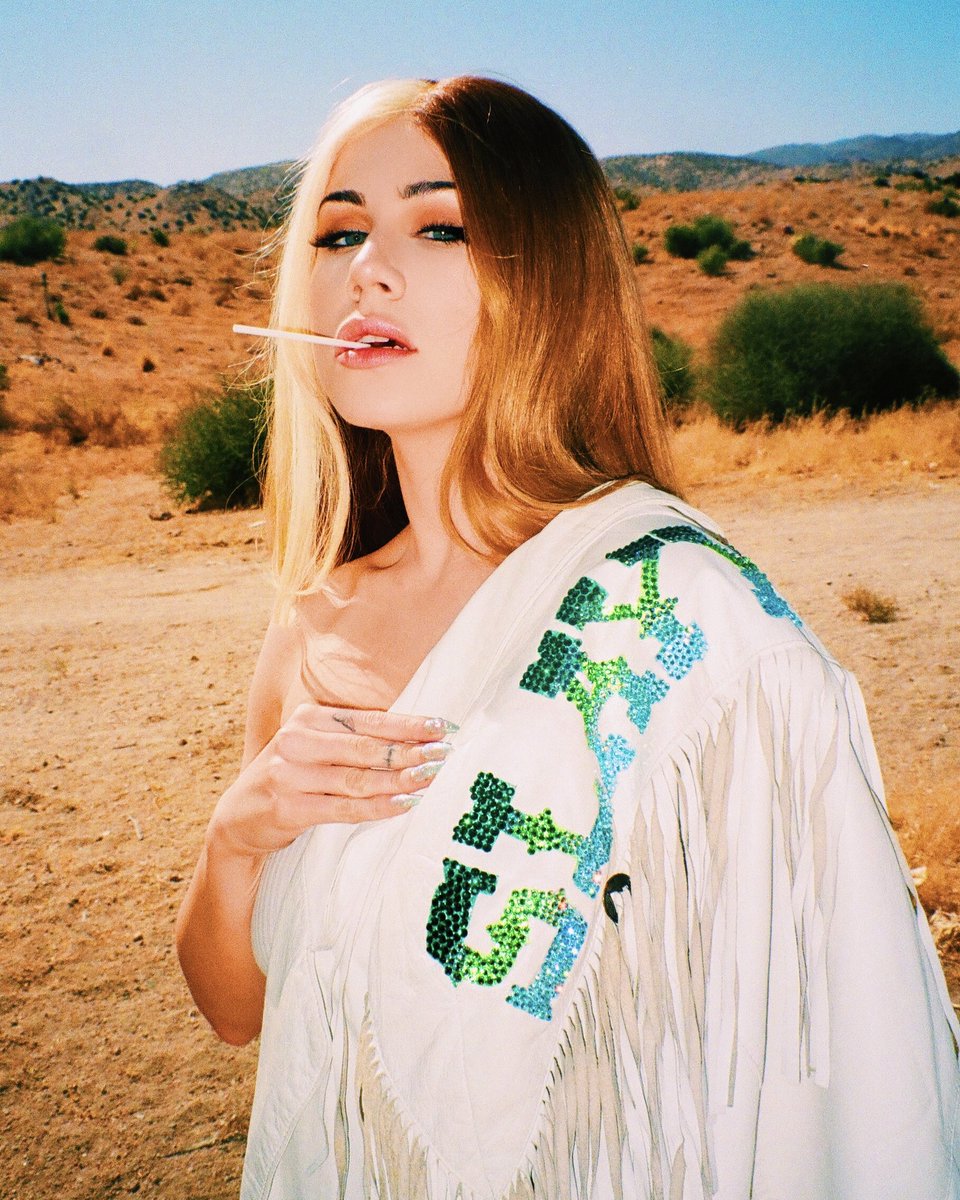 slayyyter's tweet image. cowboys tryna break my heart 🤠💔slayyyter.lnk.to/Cowboys