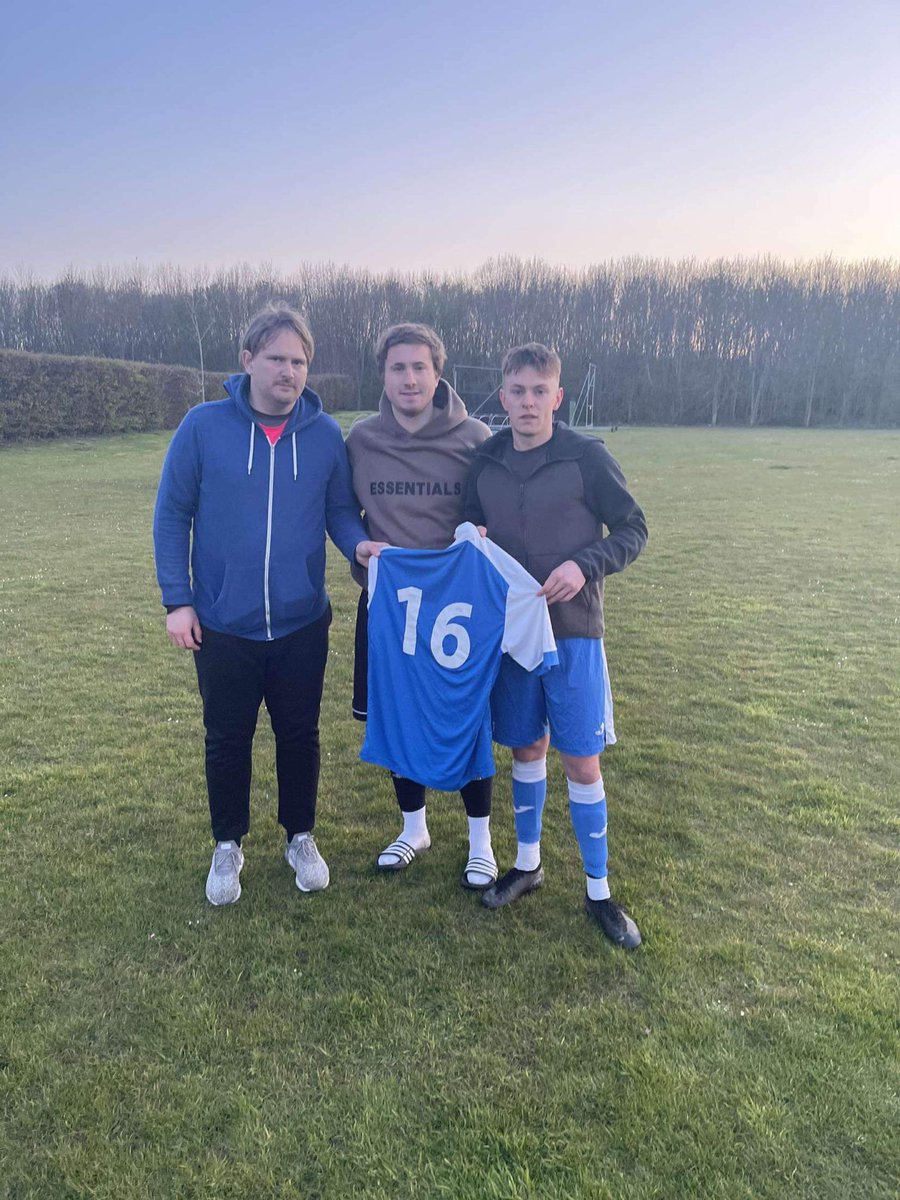 LynehamUnited's tweet photo. Today we had @CG06189907 come out to watch us play against @PrioryValeFC and our lads kindly gave him a shirt! Here is our striker and defender @pagey_1235 Luke Bolton handing him the match shirt https://t.co/vYBwcWJkvP