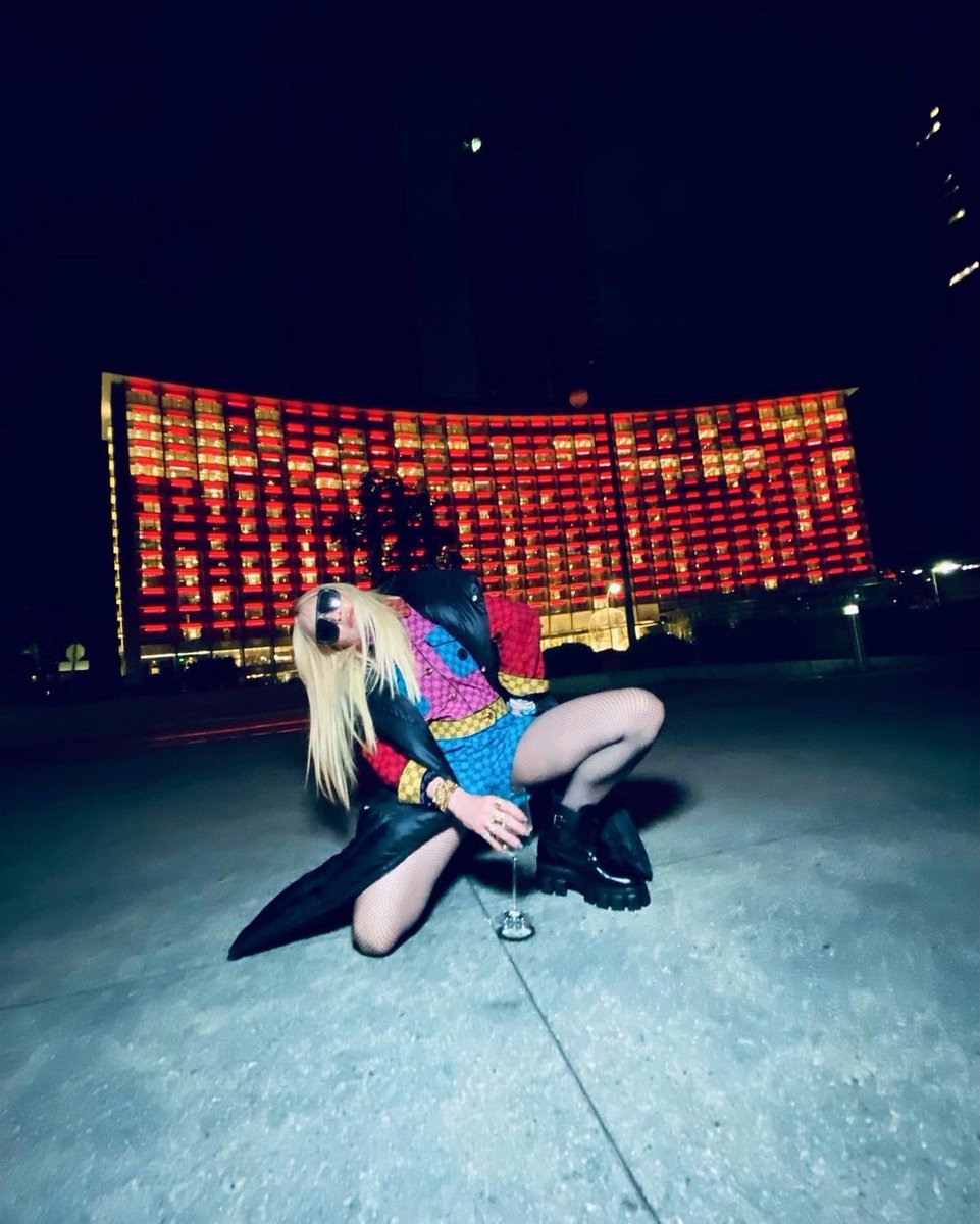 Madonna's tweet photo. I’m so Gucci............ https://t.co/2qViJfiDDN