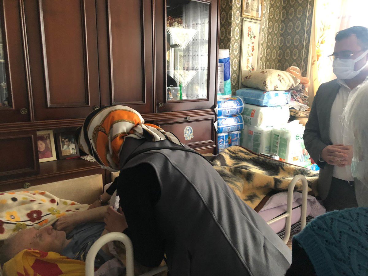 Dünyayı iyilik, yardım severlik kurtaracak...
#Eyüpsultan Düğmeciler mahallesindeyiz...
Mahalledeki yaşlılarımızın dualarını aldık.Muhtarım <a href="/suleymanozcan79/">Süleyman ÖZCAN,🇹🇷</a> özverili çalışmalarına teşekkür çok ederim.
#İstanbulMuhtarları
<a href="/suleymansoylu/">Süleyman Soylu</a> <a href="/muhteremince/">Muhterem İnce</a> <a href="/kursatkirbiyik/">H. Kürşat KIRBIYIK</a> <a href="/AliYerlikaya/">Ali Yerlikaya</a>