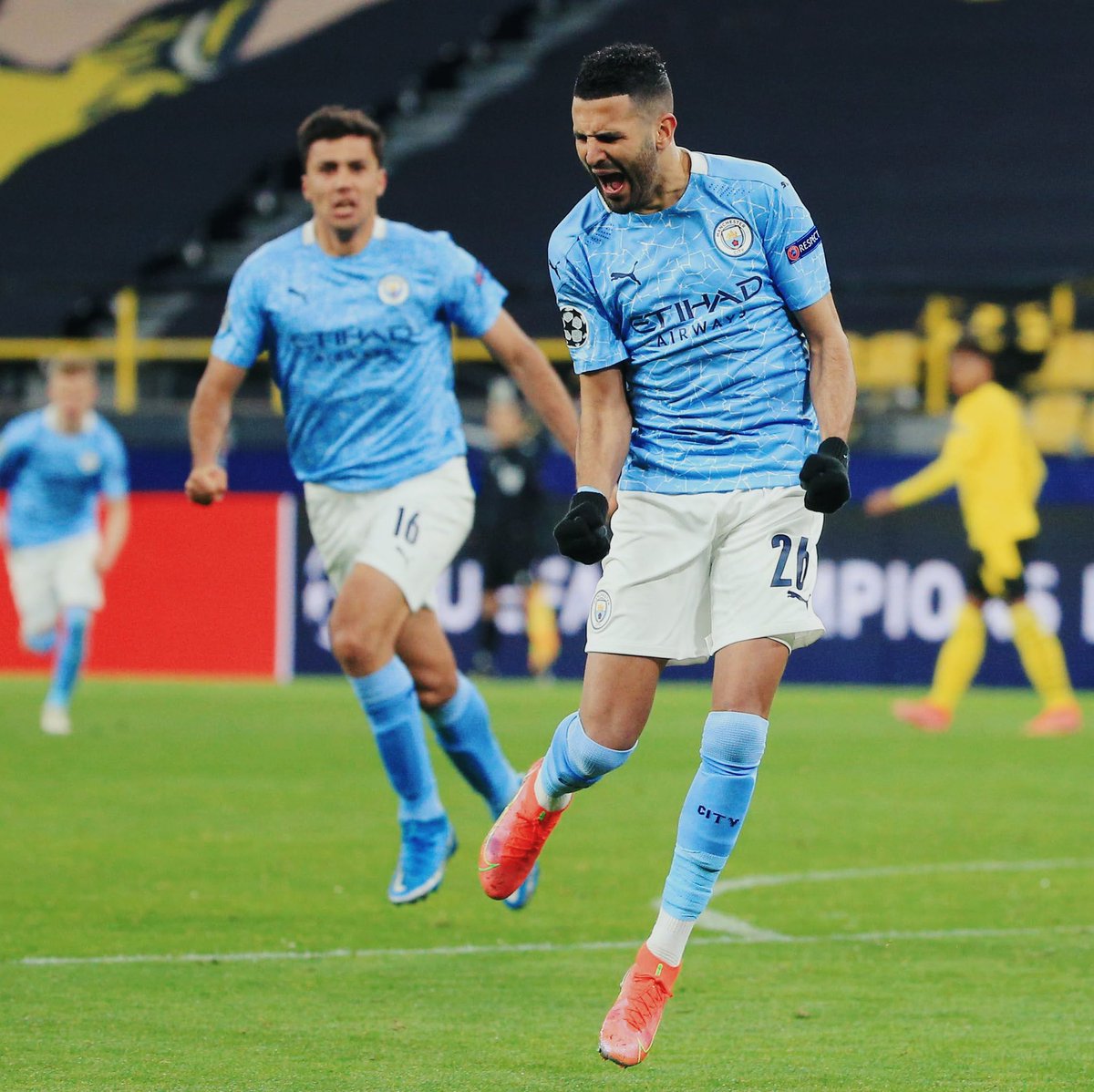 Mahrez22's tweet photo. SEMIS !!! 🔥🔥 @ManCity https://t.co/nJ9L0wXBJu