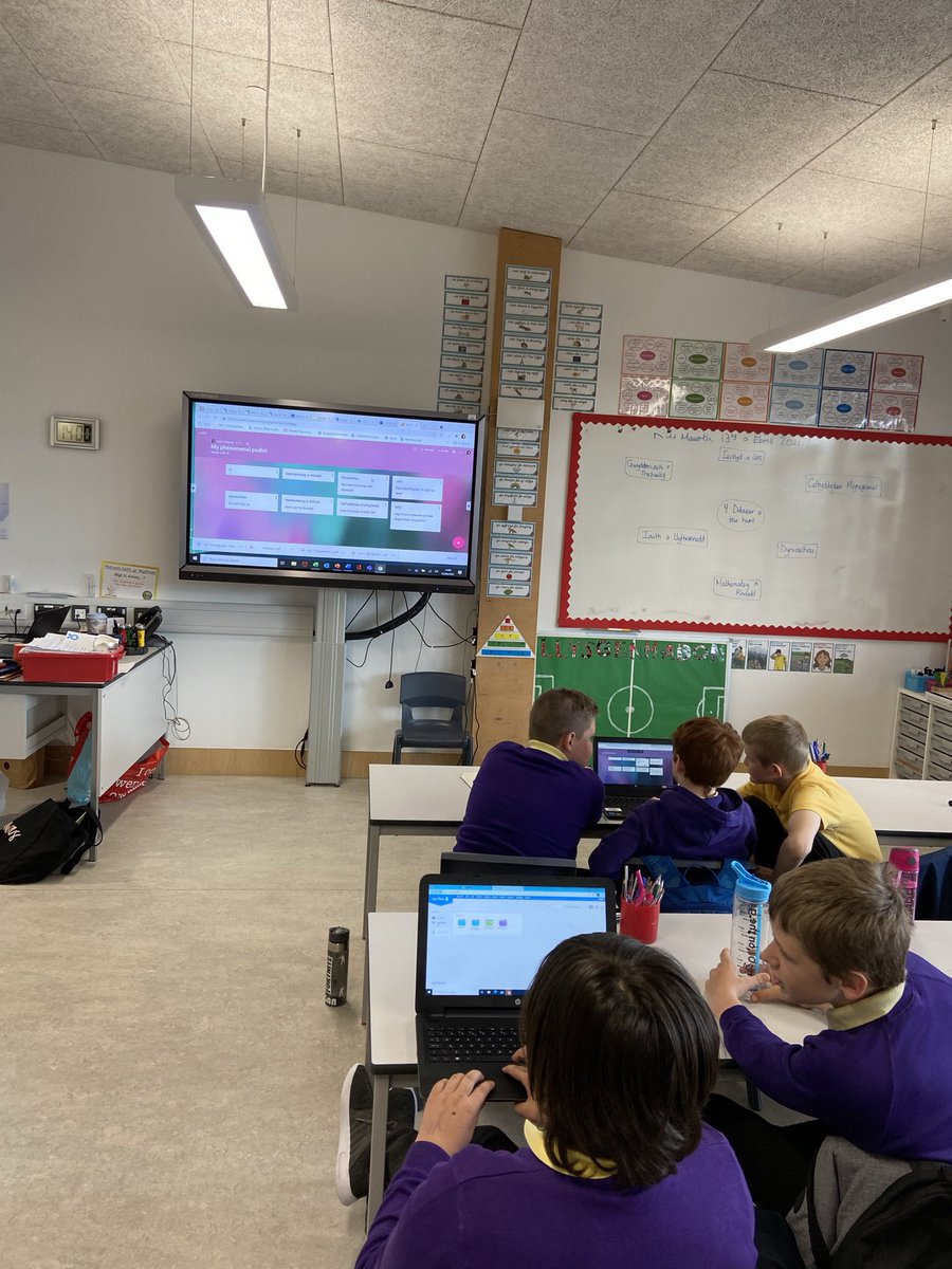 YsgolTrimsaran's tweet photo. Blwyddyn 6 yn defnyddio @padlet i gynllunio ar gyfer ein thema newydd. #yddaearathuhwnt #earthandbeyond https://t.co/DwHcdsCMzF