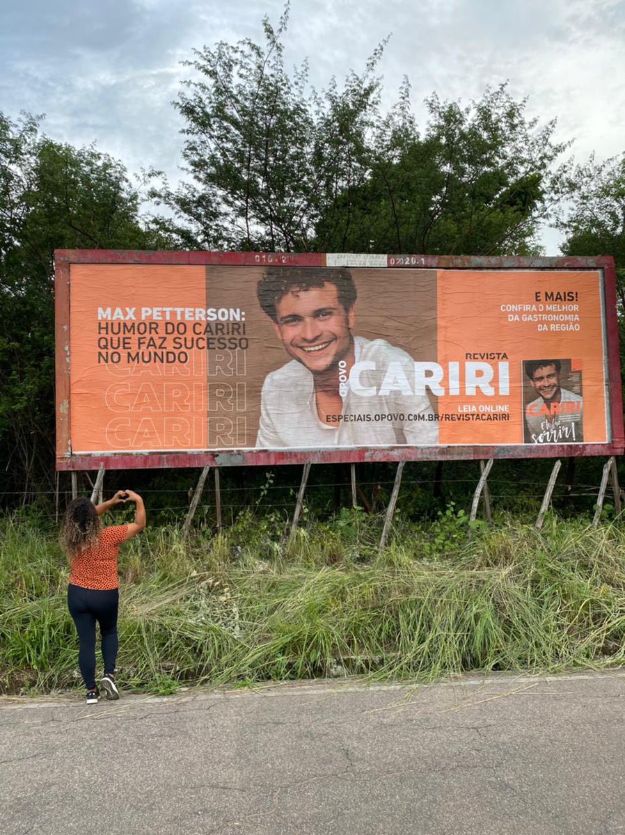MaxPettersonM's tweet photo. Eu perdi a conta de quantas vezes dentro do ônibus Juazeiro/Crato eu me imaginava nos outdoors. Eu como artista jovem do interior sonhava e jogava pro universo. Hoje eu recebi essa foto da minha mãe e fiquei super emocionado. Não desistam dos sonhos de vcs! ❤️ https://t.co/eoYt0mXANx
