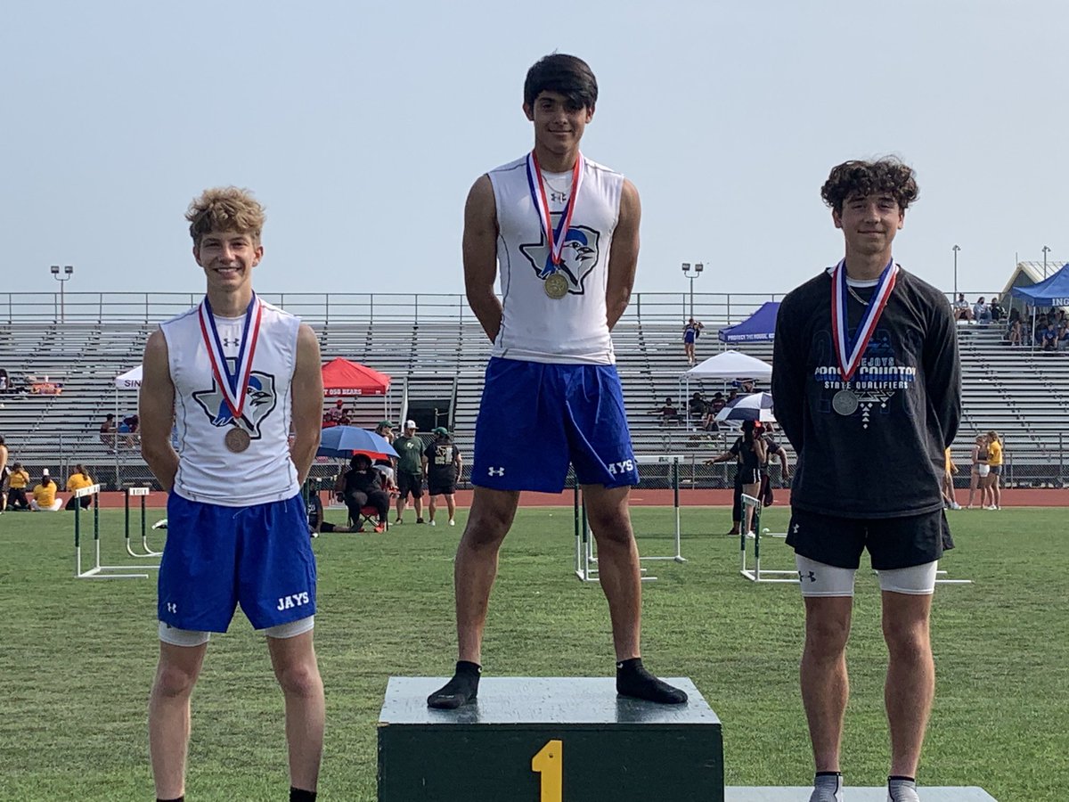 800m runners finished 1st,2nd, 3rd at Area Meet.