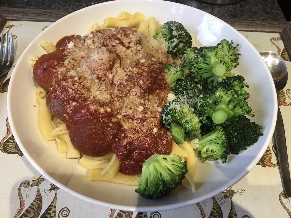 Yummy dinner 👍 meatballs in tomato and garlic sauce, on pasta with broccoli and sprinkled with a tablespoon of fresh Parmesan, delicious 🥰 #SlimmingWorld #foodoptimising #onplan #dinner
