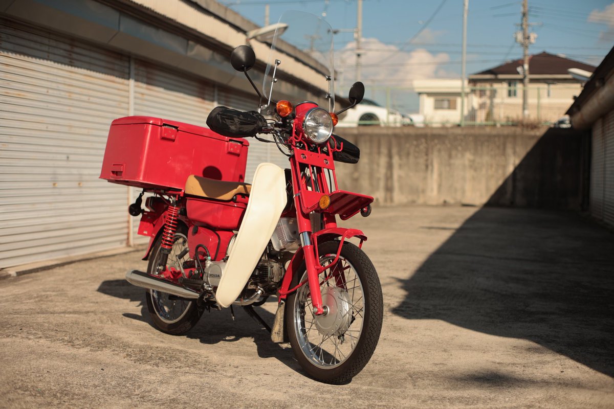 郵政バージョンスーパーカブ悪用厳禁 郵政カブ 旧郵政省向けにホンダが製造した専用車。同内規で赤色の