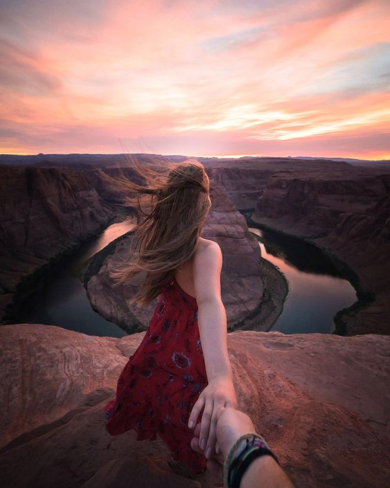 Su idilio fue una larga sonrisa a cuatro labios...
En el regazo cálido de rubia primavera
Amáronse talmente que entre sus dedos sabios
Palpitó la divina forma de la Quimera.

El nudo.
Delmira Agustini.
<a href="/Malej1989/">😗😙😚</a>