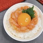 黄金に輝く!甘エビのユッケ丼。簡単だけどめちゃくちゃ美味しそう。