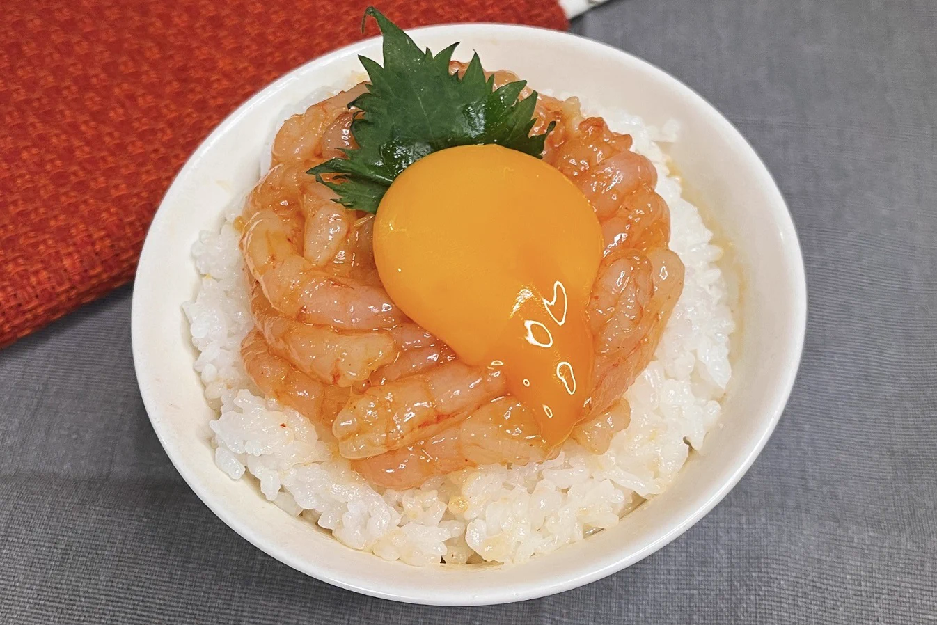 黄金に輝く！甘エビのユッケ丼。簡単だけどめちゃくちゃ美味しそう。