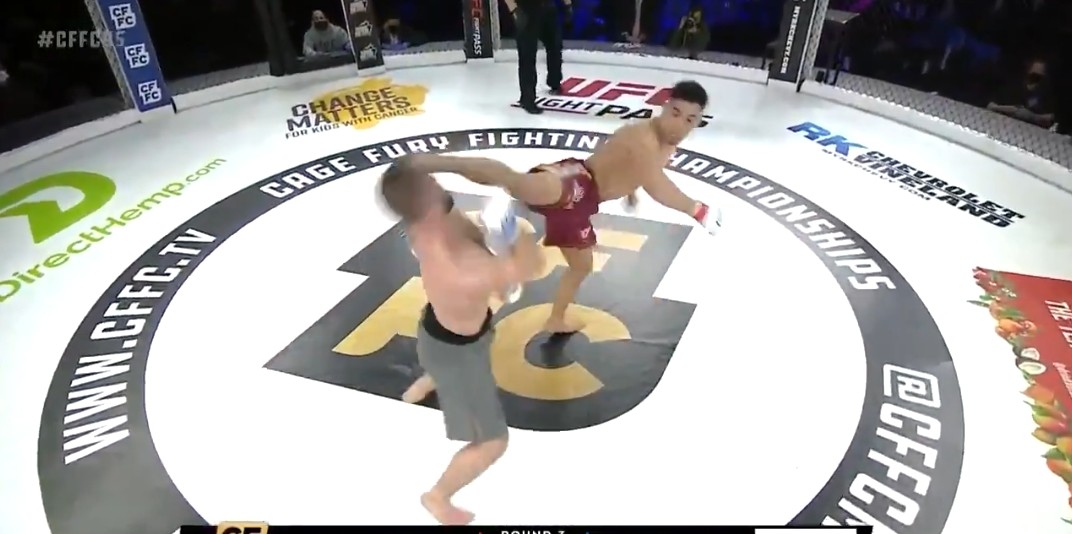 Cameronwhfc's tweet photo. This kick landed quite literally as clean as possible. Hands nowhere to be seen, head wide open, feet completely square. Nasty 

#CFFC95 https://t.co/sks2w5haDJ