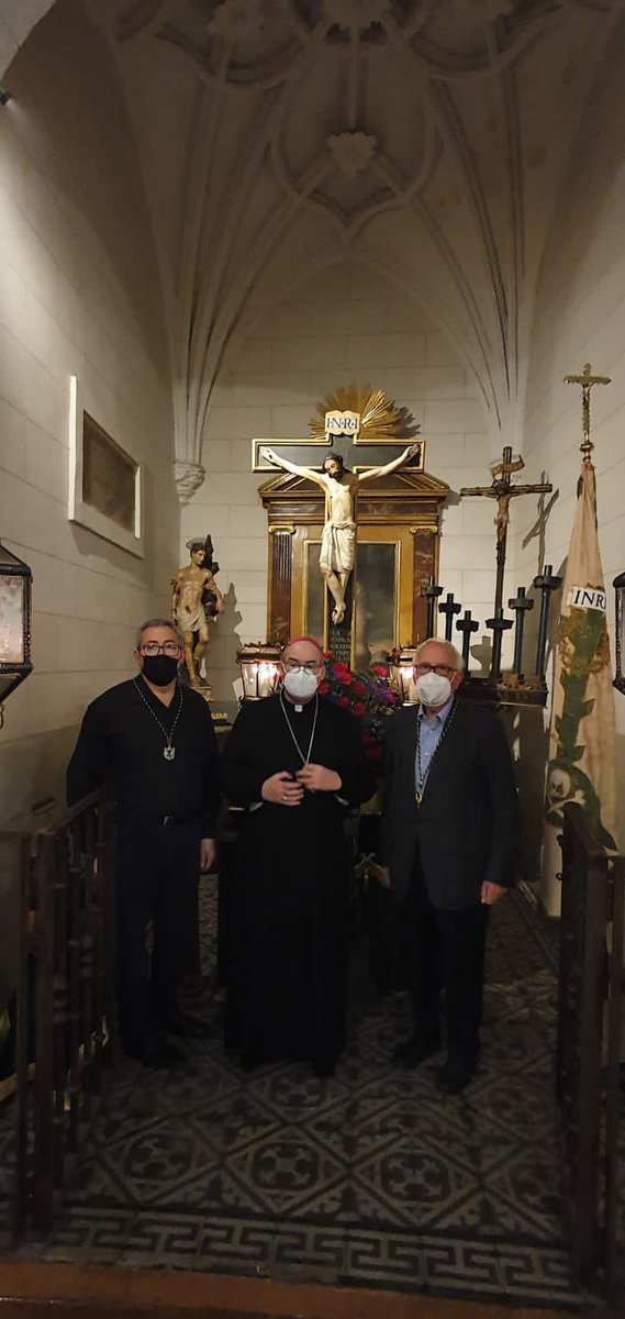 Obispofcerro's tweet photo. En la parroquia Mozárabe de Santa Justa y Rufina, visita a los pasos de las hermandades y cofradías. Terminamos con la oración de la liturgia del Viernes Santo. https://t.co/OBabczLEav