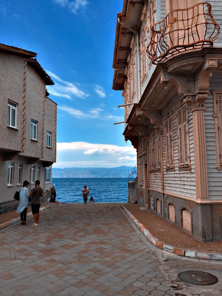 Sokakları denize çıkan yerlere zaafım var.