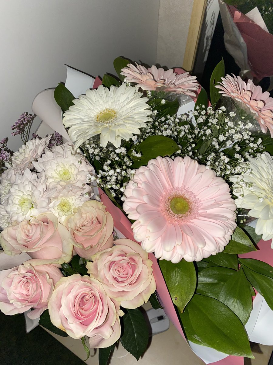 AlexKlyukina's tweet photo. А ещё, вы просто посмотрите столько я получила прелести от коллег, семьи, друзей и любимого 
Все очень мило поздравили и пожелали мне расти в моей профессии
🥰 https://t.co/ZyrOJL5oj3
