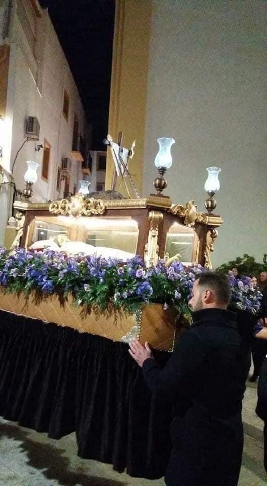 ACMCANJAYAR's tweet photo. Esta noche tocaría Canjáyar. Primero acompañando a la Virgen de los Dolores y el Santo Sepulcro, para más tarde volver a salir con La Soledad. Ojalá pronto podamos volver a vivir momentos como estos en nuestro pueblo.
Viva Canjáyar y su Semana Santa. https://t.co/mlAIpkvk4q