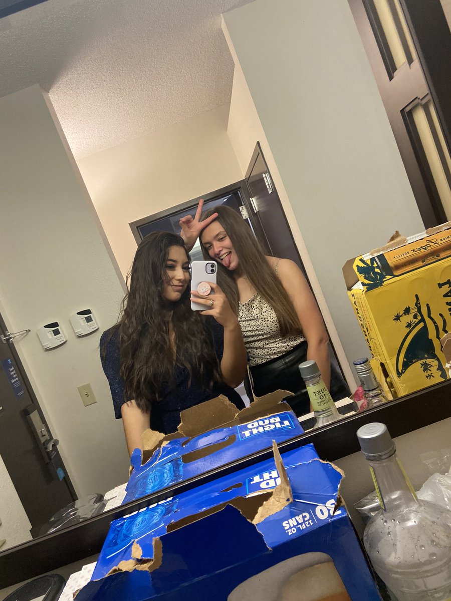shayla_medows's tweet photo. happy 3 year friendaversary 🥳 don’t know what i’d do without you 🥺 https://t.co/IVnpCw4uRN