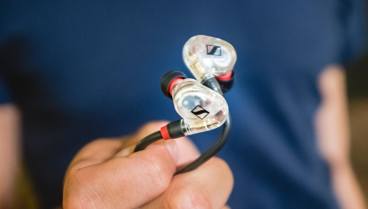 SennheiserLatAm's tweet photo. Diseño compacto que combina ajuste perfecto con comodidad inigualable. La construcción robusta de los audífonos #IE40PRO fue creada para adaptarse a los escenarios más exigentes. https://t.co/tbd14h6a30 https://t.co/NpOsE3qbL3