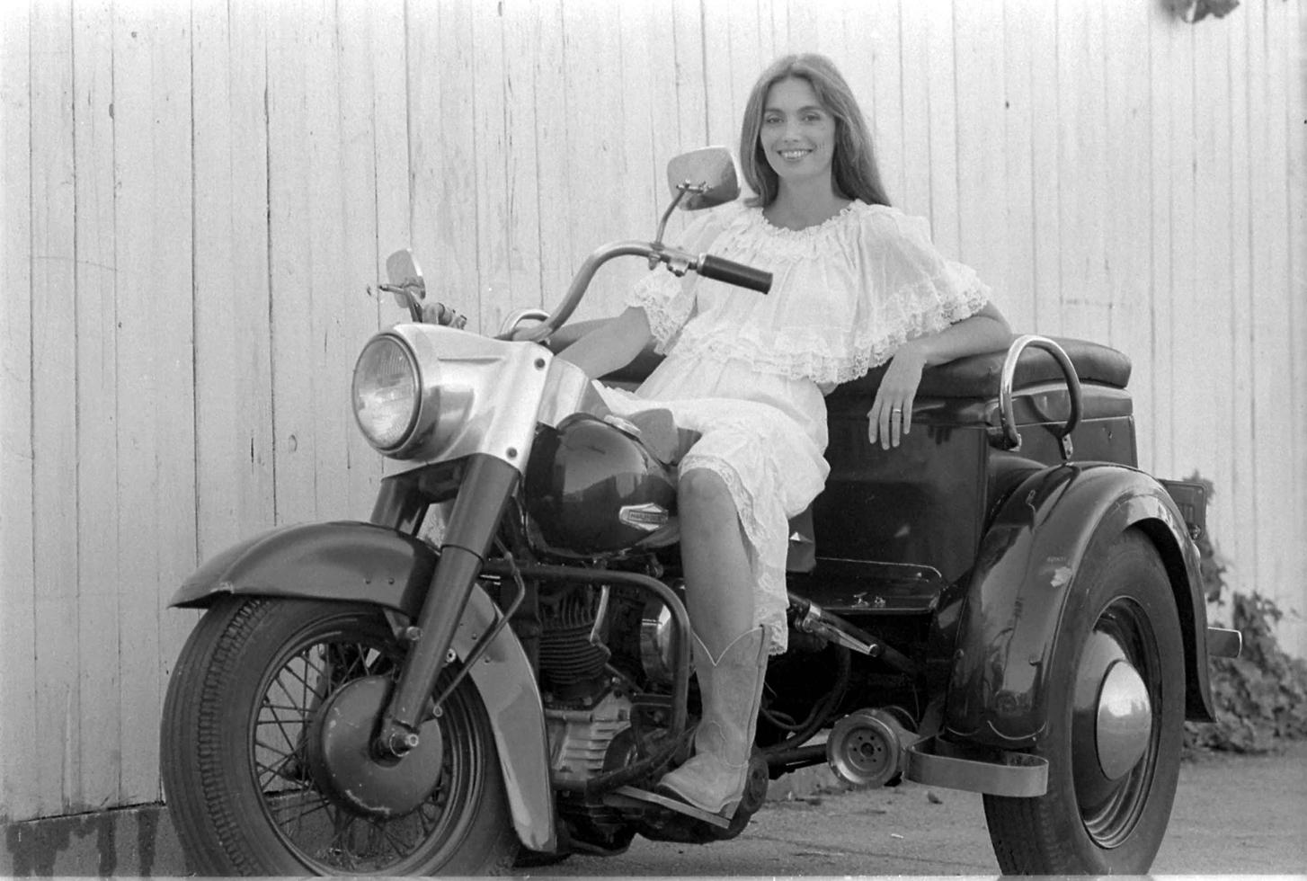 Happy Birthday Emmylou Harris 
Photo: Henry Diltz 