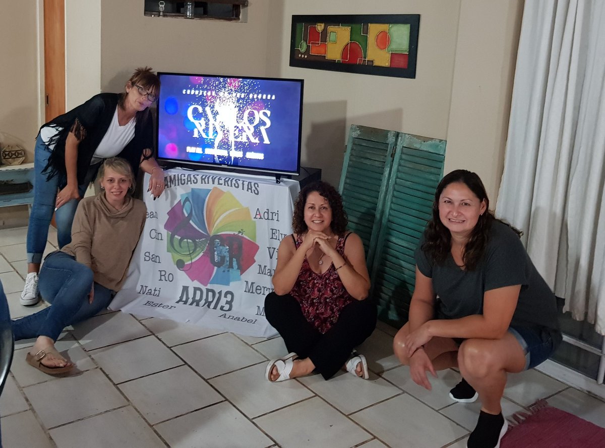 elia96134096's tweet photo. Juntada de Amigas riveristas!!! @_CarlosRivera para disfrutar de #Cronicasdeunaguerra nos quedamos con ganas de mucho más. Te extraños mucho y queremos mucha más shows https://t.co/gEdNEvigRd
