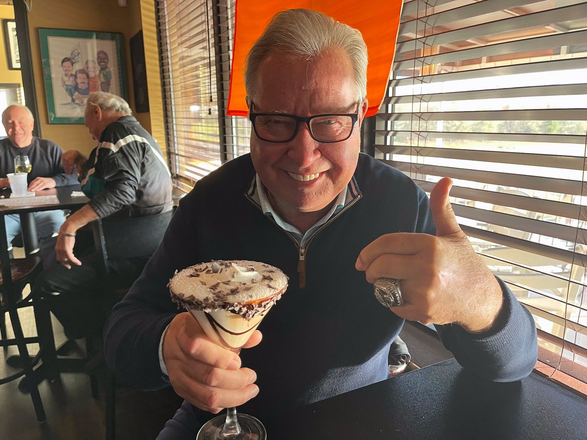 White Chocolate Martini &amp; Live Music on a beautiful evening! 🍸🍫

Our <a href="/JawsGolf/">Ron Jaworski Golf</a> bartenders make the best drinks! 

Just come over to #ValleybrookCC and ask for Shannon! 😉

Open to the Public. 📍🦈⛳️