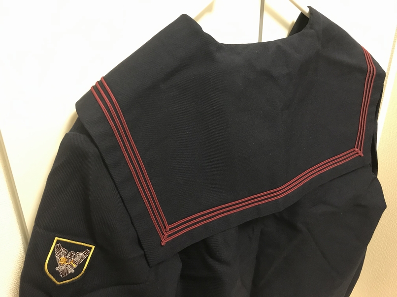 Linker 神奈川県横浜市にある学校の制服です 神奈川女子御三家のお嬢様学校の制服に似ているらしい 赤の三本ライン 胸元のリボン 左袖のエンブレム 脇のくるみボタンが特徴のセーラー服です